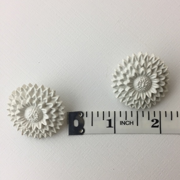 Vintage Big White Plastic Flower Clip On Earrings - Picture 8 of 8